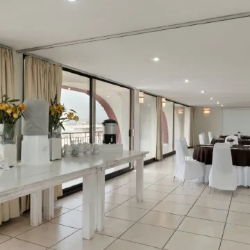 Ramada Plaza by Wyndham Leon