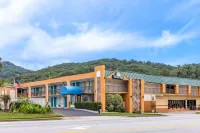 Days Inn by Wyndham Clayton Отели в г. Рейбан