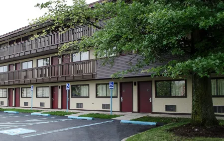 Red Roof Inn Philadelphia - Oxford Valley Отели рядом с достопримечательностью «Гарден оф Рефлекшен»