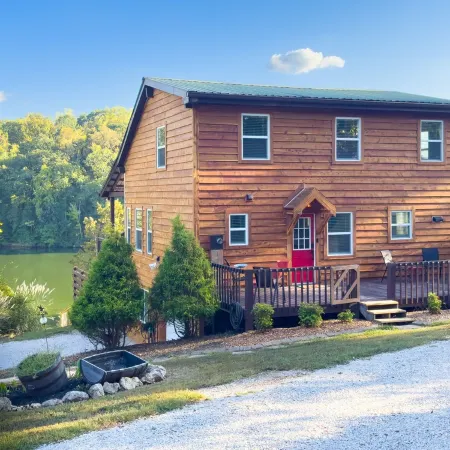 A Quiet Retreat on the Shore of Watts Bar Lake - Dog Friendly with Lake Access!