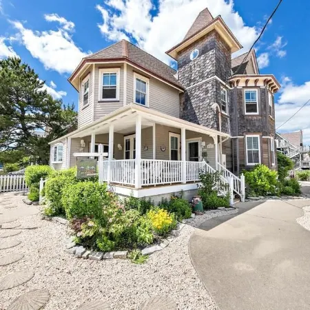3rd to Beach*Beautiful,Victorian, covered Porch,heartof B.H,Across Veterans Prk