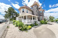 3rd to Beach*Beautiful,Victorian, covered Porch,heartof B.H,Across Veterans Prk