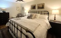 Charming Village Cottage Hotels near Lakefront Park