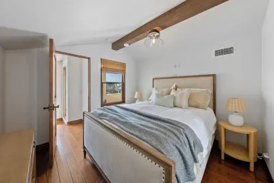 Luxury Coastal Home with Rooftop Deck & Ocean Views in Newport Beach Hotel in zona Sherman Library & Gardens