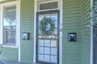 ENTIRE UNIT: Charming 1BR Midtown Oasis - Walk to Dining, Parks, and More