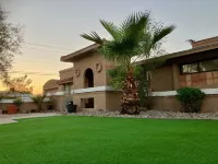 Spacious home! Heated pool, sundeck, and sports court Hôtels à : Alhambra