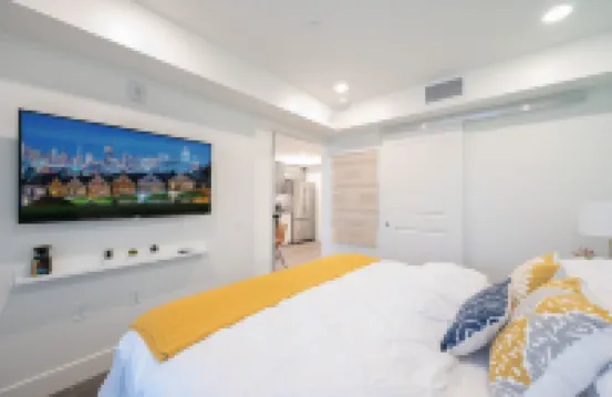 Luxe Kitchen & Bath • gigabit WiFi • Walker's Paradise • W/D in unit • King Bed