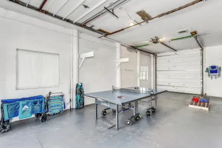 Waterfront Living, STEPS to the BEACH, Sleeps 15! Отели рядом с достопримечательностью «Наварр Бич Си Тертл Консервейшен Сентер»