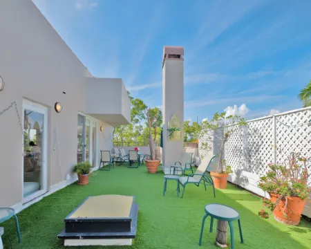 Great Key Biscayne family sized ocean front condo 3/3 with large pvt terrace. Hoteles en Key Biscayne