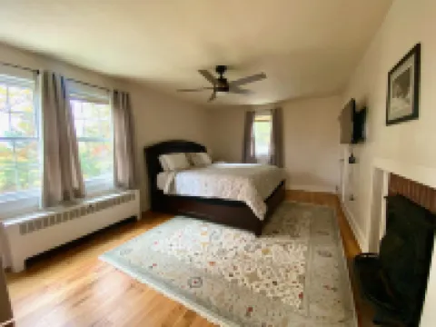Charming Vintage Cottage in Skytop - Perfect for Intimate or Large Gatherings!