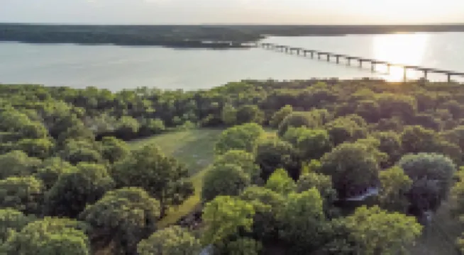 Tranquil Wooded Retreat Overlooking Truman Lake only 2 minutes from Warsaw, MO