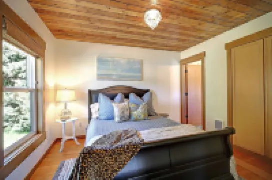 Historic Camano Island Farmhouse - Fully Restored