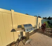 Lazy Palm-Free Beach Pass! Pool! 1/2 Mile to Marshwalk and Marina! 3 King Bdrms!