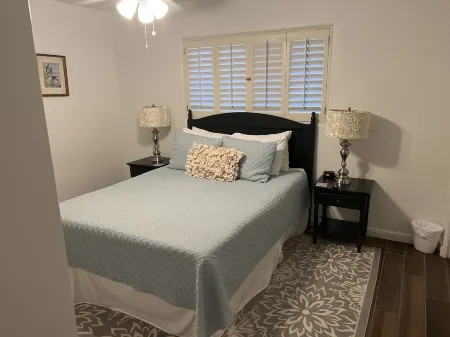 Casa de La Cruz - 3BR 3BA -w/ Plasma Air Technology 2,200sf Sleeps 10 Отели рядом с достопримечательностью «Университет Техас в Эль-Пасо»