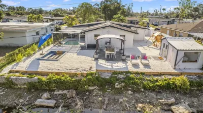 Luxury family friendly WATERFRONT home with a POOL, PLAYGROUND, FIREPIT & BEACH Executive Bullion附近的飯店