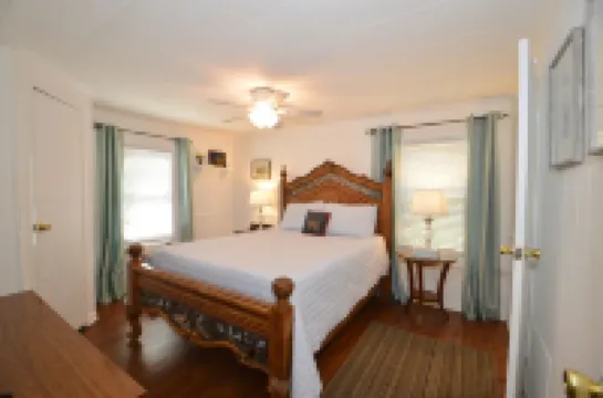 'Got Rocks' 1 acre on Watauga River, Gazebo, Flat yard, Close to Golf Courses