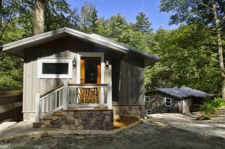 2Bd/1Ba ,opt'l +1Bd/1Ba, stream/waterfall/firepit, in Cashiers. Pet Friendly,