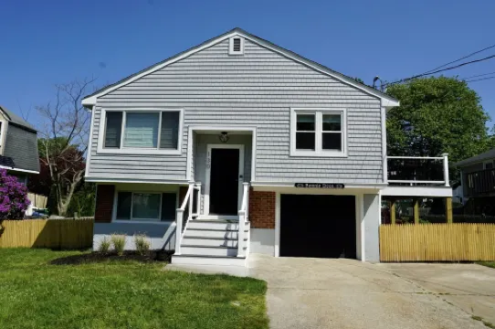 Half mile to beach, Family & Pet Friendly, Newly Renovated Full House