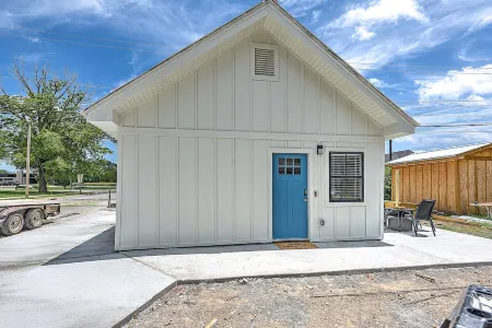 .2 miles to Downtown Rogers on the Railyard bike trail Отели в г. Роджерс