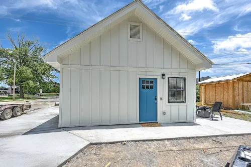 .2 miles to Downtown Rogers on the Railyard bike trail 로저스 호텔