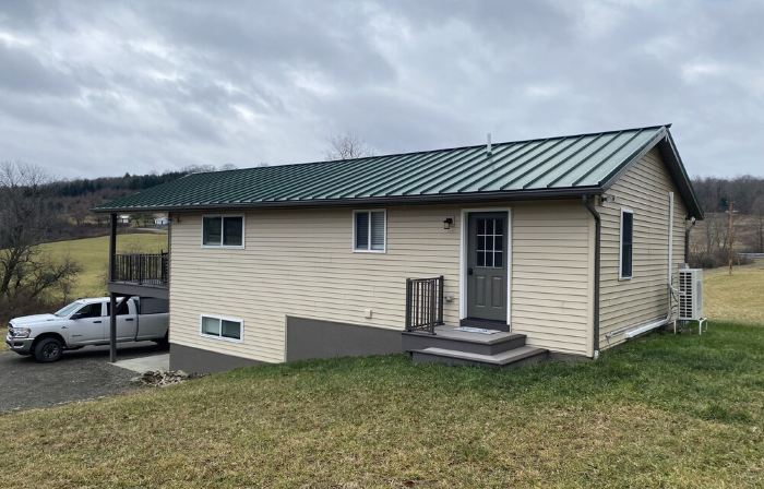 Family friendly cottage, covered deck, close to lake to fish, swim, and boat