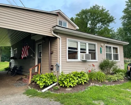 Lamoka Lake House with Sundeck and Dock in the Finger Lakes タイロンのホテル