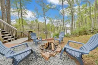Treetop & Waterfront! Quiet Cove, Hot Tub, Kayaks, Game Room and more