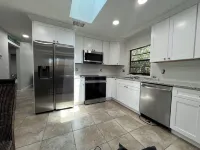 Totally Renovated near Pete's Pier with Trailer Parking Walk to Three Sisters!!