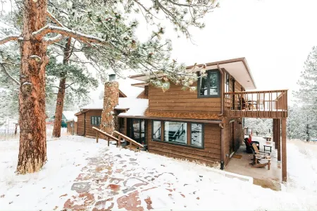 Spacious & renovated house, walking distance to town! Perfect for families! Отели рядом с достопримечательностью «Gem Lake»