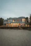Stunning Lakefront Retreat with Private Beach, sleeps 12 people! Hotels in 