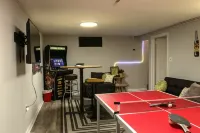 South central 4 bedroom house 3 minutes from Faurot Field! Its close and quiet. Hotel a Columbia