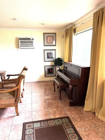 Beautifully remodeled 2bdrm and 1ba duplex in a family oriented neighborhood. Отели рядом с достопримечательностью «In Season»