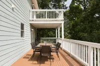 Royal Cottage Mountain Views, Deck & Close to Downtown AVL, Dog Friendly