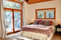 Lux, creekfront 8-acre retreat with hot tub