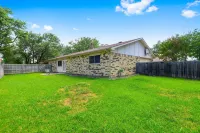 4 Bed, 2 Bath with Tons of Amenities!