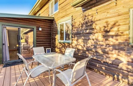 6 bedroom spacious cabin near Watson Lake, sleeps 14 Отели в г. Явапаи