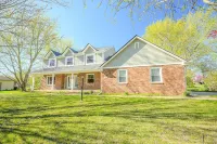 4 bedroom, sleeps 12, close to Grand Park.