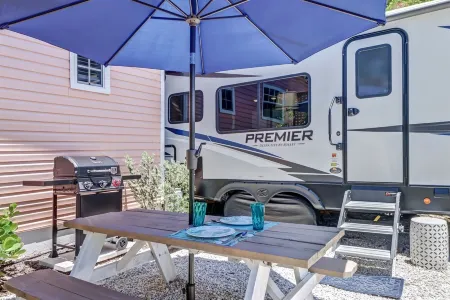 Luxury RV experience w/ all the amenities in central Naples! Отели рядом с достопримечательностью «Парк Лоудермилк»