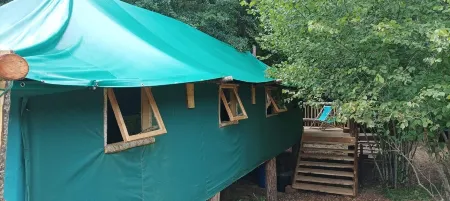 Cabane Lodge au Bord de L'eau Отели в г. Сент-Элуа-Ле-Тюильри