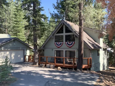 Knotty Pine Family Cabin (Tahoe Donner) - Dogs Welcome!!!