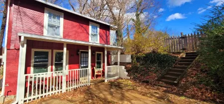 Little Red Caboose - Whimsical, Unique, Centrally Located, Hidden Gem Отели в г. Бристоль