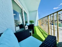 Coastal Charm: Waterfront, Free Parking, walk to the beach