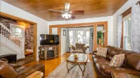 Cozy- Quaint Downtown Delight!