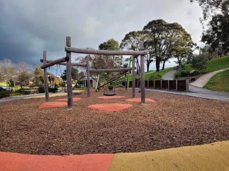 Pet friendly. Park, walking track and adventure playground close by.