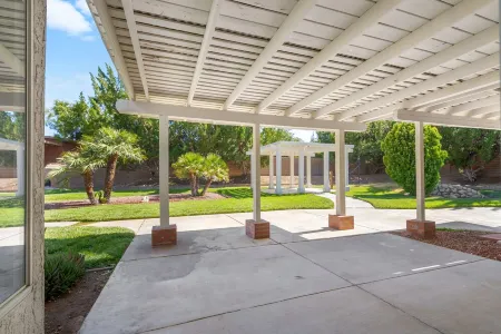 Stylish & Bright ~ Huge Backyard ~ King Beds ~ Pkg Отели рядом с достопримечательностью «Блэкберд Эйрпарк»