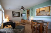 Isle of Palms One Bedroom Condo 1/2 block Front Beach fun