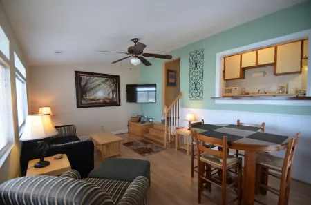 Isle of Palms One Bedroom Condo 1/2 block Front Beach fun