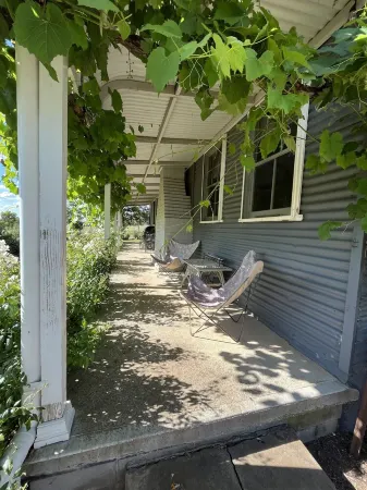 Chaffcutters Cottage - Pet friendly cottage in idyllic rural setting.