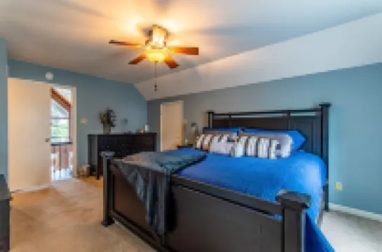 Gorgeous River Cabin King Beds Hot Tub Kayaks Fire Pit.