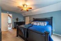 Gorgeous River Cabin King Beds Hot Tub Kayaks Fire Pit.